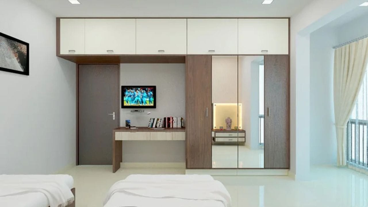 તમે ત્યાં નાના છોડ, પાણીથી ભરેલો તાંબાનો વાસણ મૂકી શકો છો અથવા હળવા સુગંધ માટે અગરબત્તીનો ઉપયોગ કરી શકો છો. આ કબાટના ટોપને સ્વચ્છ, પ્રકાશ અને સકારાત્મક ઉર્જાથી ભરેલી રાખશે. તમારા ઘરમાં માનસિક શાંતિ, ખુશી, સમૃદ્ધિ અને ઉર્જા સંતુલન જાળવવાનો આ એક માર્ગ છે. તમારા કપડાને નિયમિતપણે સાફ અને ગોઠવવાથી સકારાત્મક ઉર્જાનો પ્રવાહ વધે છે. તમારા પરિવારને ફ્રેશનેસ મળે છે અને તેમને ઉર્જા મળે છે. જીવનની નાની-નાની ચિંતાઓ ઓછી થાય છે.