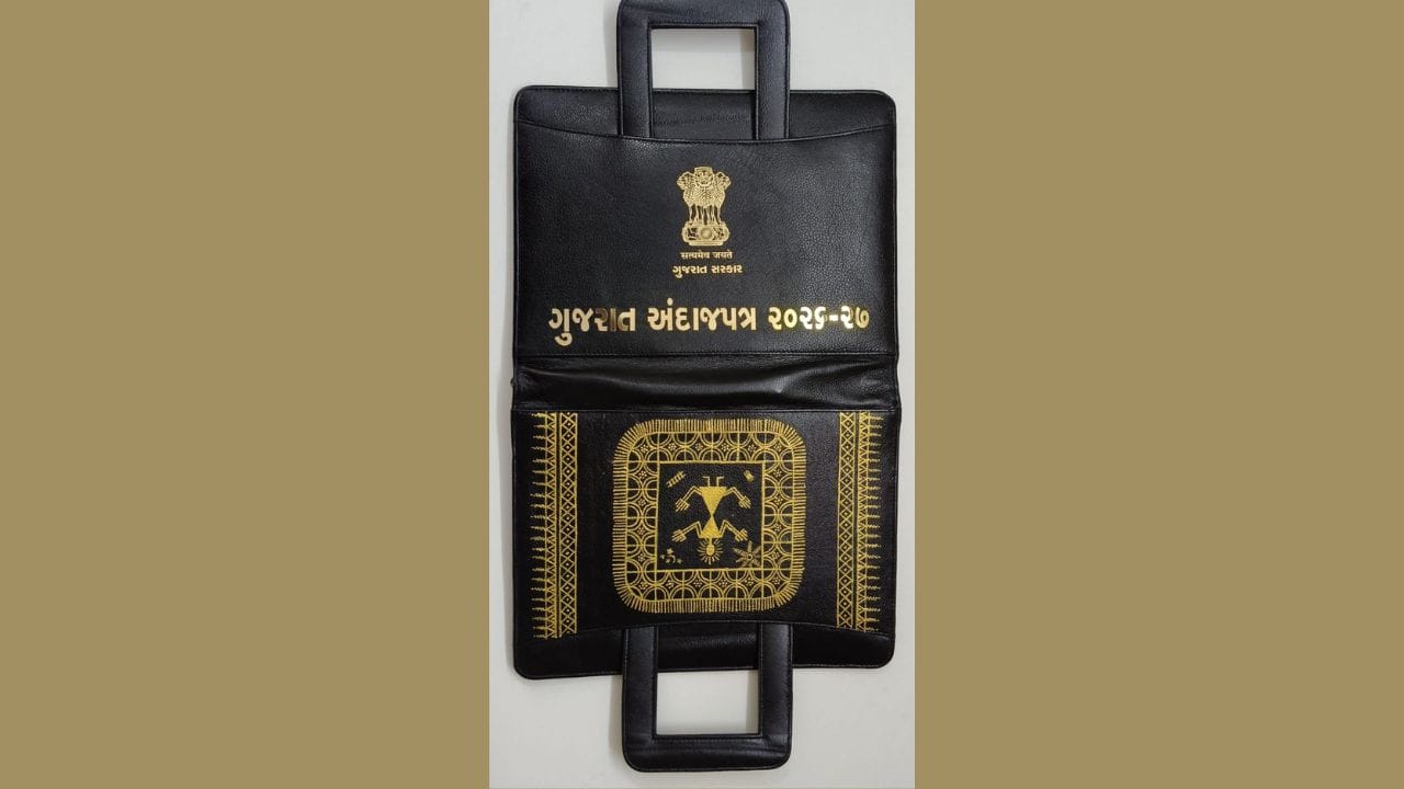 આ ચિત્રોમાં રોજિંદા જીવન, તહેવારો, ખેતી, નૃત્ય, જંગલ, પશુ-પક્ષી અને વિવિધ દેવતાઓના દૃશ્યો દર્શાવવામાં આવે છે. ત્રિકોણ, વર્તુળ અને ચોરસ જેવા ભૌમિતિક આકારો દ્વારા આ કલા રચાય છે. આધુનિકતાના પ્રભાવ વચ્ચે આ પ્રાચીન કલા લુપ્ત થવાના આરે છે.
