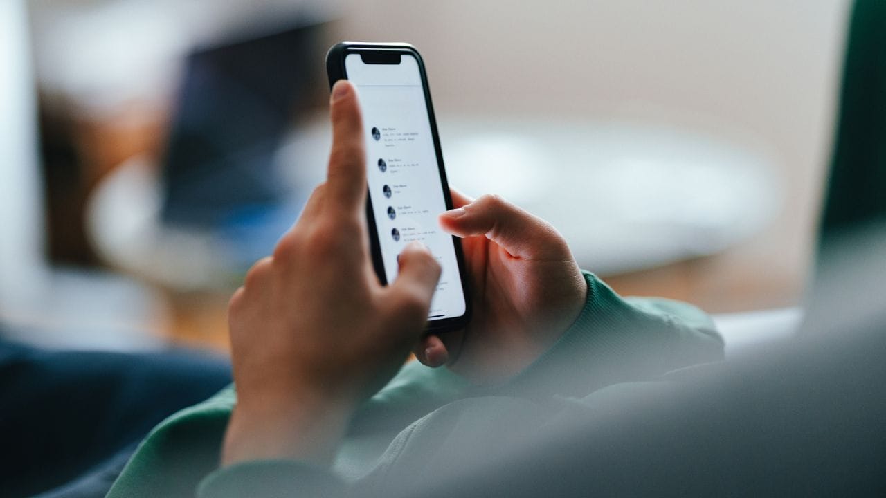 શું તમે ક્યારેય કોઈ ખાસ મિત્ર કે પરિવારજનને રાત્રે બરાબર ૧૨ વાગ્યે જન્મદિવસની શુભેચ્છા પાઠવવા માટે સંઘર્ષ કર્યો છે? ઘણીવાર આખો દિવસ કામ કર્યા પછી 'ડિજિટલ ફેટિગ' (Digital Fatigue) અનુભવાતો હોય છતાં આપણે માત્ર એક મેસેજ મોકલવા માટે જાગતા રહીએ છીએ. તમારી 'ડિજિટલ વેલનેસ' (Digital Wellness) અને ઊંઘ બંને જળવાઈ રહે તે માટે WhatsApp એક શાનદાર ફીચર લાવી રહ્યું છે. ટૂંક સમયમાં જ WhatsApp પર 'Schedule Messages' સુવિધા ઉપલબ્ધ થશે, જે તમારી જીવનશૈલીને વધુ સરળ અને તણાવમુક્ત બનાવશે.