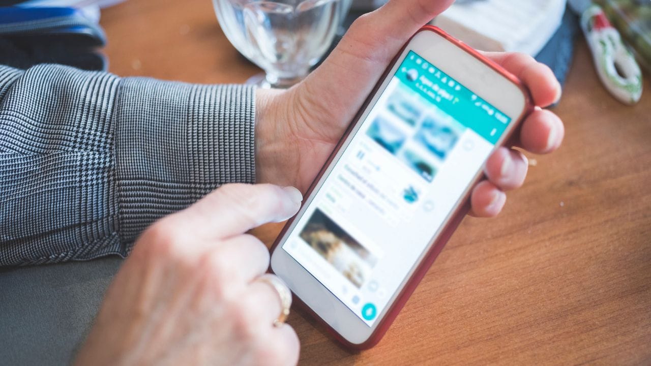 પર્સનલ અને ગ્રુપ ચેટમાં મેસેજ શિડ્યુલિંગ: 'રાઇટ ટુ ડિસકનેક્ટ'નું સન્માન : અહેવાલો મુજબ, આ સુવિધા વ્યક્તિગત ચેટની સાથે ગ્રુપમાં પણ કામ કરશે. ઓફિસના ગ્રુપમાં વહેલી સવારે કોઈ સૂચના આપવાની હોય કે ફેમિલી ઇવેન્ટનું રિમાઇન્ડર મોકલવાનું હોય, આ ફીચર વરદાન સાબિત થશે. અહીં 'રાઇટ ટુ ડિસકનેક્ટ' (Right to Disconnect) એટલે કે કામના કલાકો પછી શાંતિ જાળવી રાખવાનો મુદ્દો ખૂબ મહત્વનો છે.