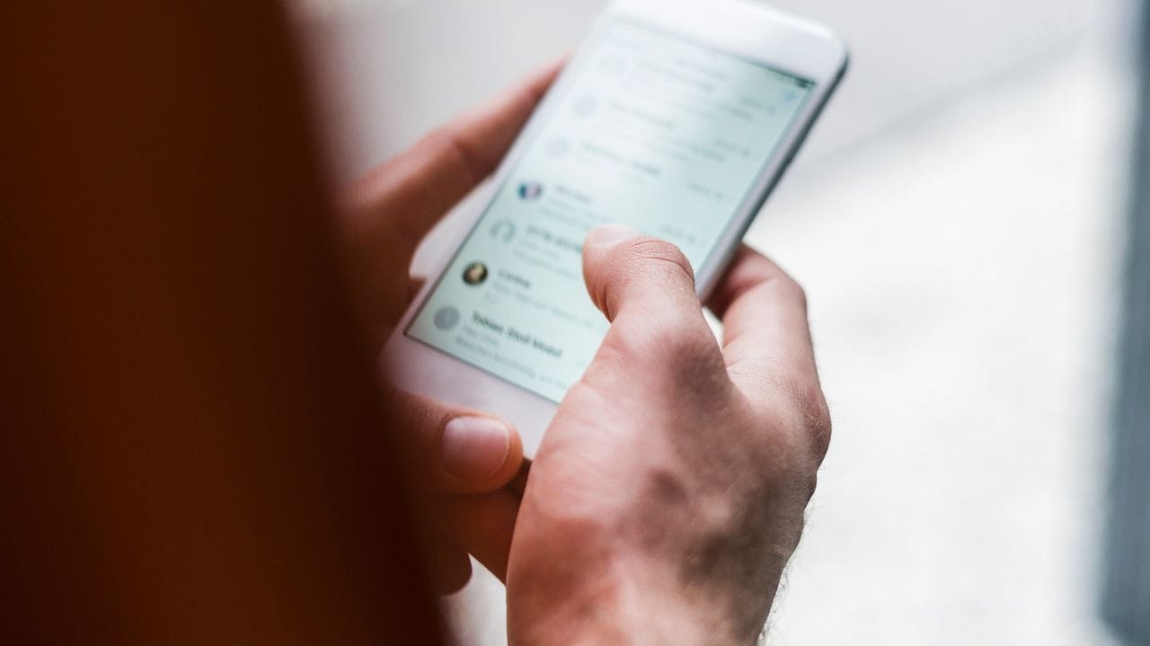 'સેટ એન્ડ ફોર્ગેટ': તમારા શિડ્યુલ મેસેજ પર સંપૂર્ણ કંટ્રોલ : WhatsApp યુઝર્સને માત્ર મેસેજ મોકલવાની જ નહીં, પણ તેને સ્માર્ટલી મેનેજ કરવાની સત્તા પણ આપશે. યુઝર્સ એ જોઈ શકશે કે તેમણે કેટલા મેસેજ શિડ્યુલ કર્યા છે જે હજી મોકલવાના બાકી છે. આ કઉન્ટર (ગણતરી) જોવાની સુવિધાથી 'સેટ એન્ડ ફોર્ગેટ' (Set it and forget it) જેવી માનસિક શાંતિ મળશે. યુઝરને ખ્યાલ રહેશે કે કયા મેસેજ પાઇપલાઇનમાં છે, જેથી એક જ વ્યક્તિને ભૂલથી અનેકવાર મેસેજ જઈને 'સ્પામિંગ' જેવી સ્થિતિ ઊભી ન થાય.