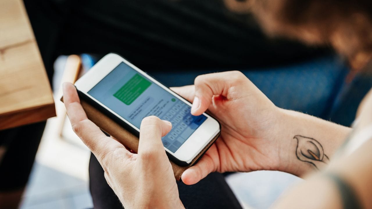 WhatsApp નું આ મેસેજ શિડ્યુલિંગ ફીચર માત્ર એક ટેકનિકલ અપડેટ નથી, પણ આપણા ડિજિટલ વ્યવહારને વધુ શિસ્તબદ્ધ બનાવવાની દિશામાં એક મોટું પગલું છે. તે સામાજિક સંબંધો જાળવવાની સાથે વ્યવસાયિક મર્યાદાઓનું સન્માન કરવામાં પણ મદદરૂપ થશે. જ્યારે ટેકનોલોજી આપણી ઊંઘ અને સંબંધો બંનેની કાળજી રાખે, ત્યારે તે ખરેખર સાર્થક ગણાય.
Input Credits: Getty Images