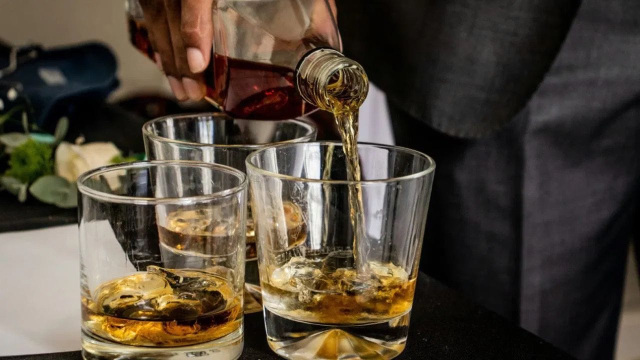 વધુ પડતો દારૂ પીવાથી લીવર પર 'સ્કાર' (ડાઘ અથવા નિશાન) પડવા લાગે છે, જે લીવર પરના ઘા સમાન હોય છે. આ સ્થિતિને કારણે લીવર સીરોસિસ અને લાંબાગાળે લીવર ફેઈલ થવાનું જોખમ વધી જાય છે. ભલે તમે ક્યારેક-ક્યારેક અથવા ઓછી માત્રામાં દારૂનું સેવન કરતા હોવ પણ તે લીવર માટે નુકસાનકારક જ છે.