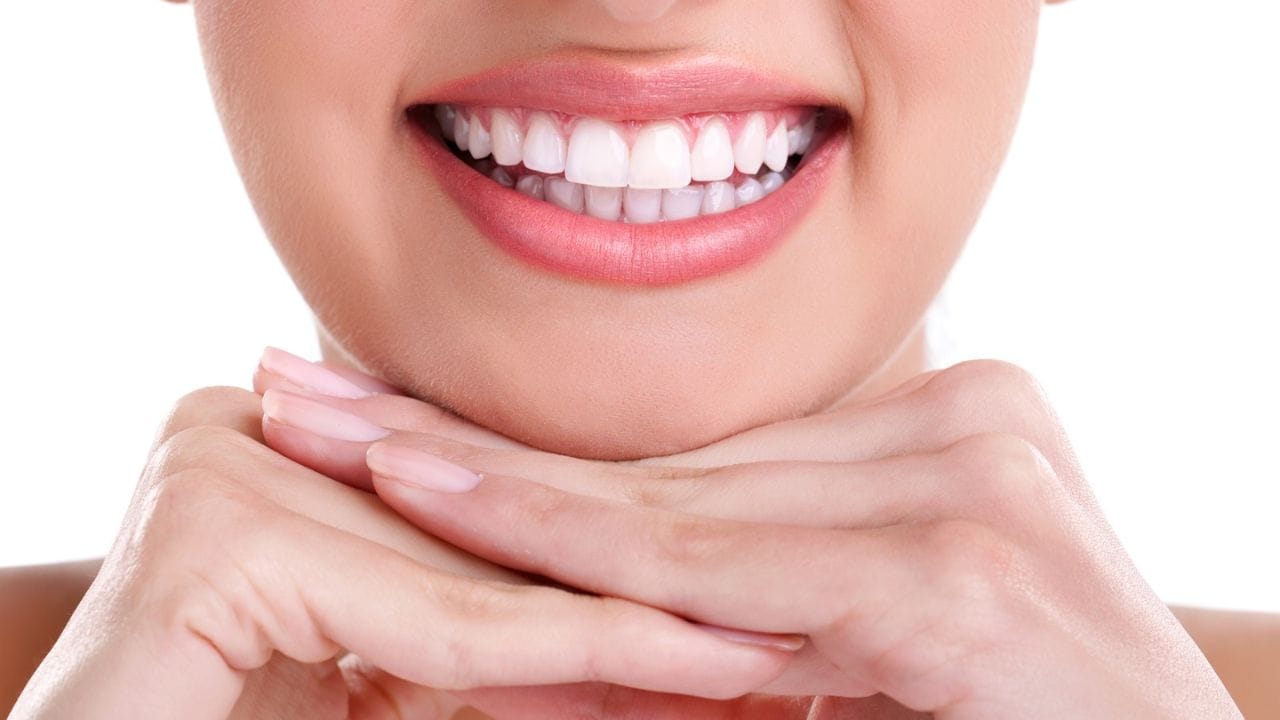 આંતરિક પરિબળો: કેટલાક પરિબળો આંતરિક દાંત, દાંતનો રંગ, બાળપણ દરમિયાન અમુક દવાઓ (જેમ કે ટેટ્રાસાયક્લાઇન) ના સંપર્કમાં આવવાથી, અમુક રોગોથી અથવા ઉંમર સાથે સફેદ ઈનેમલ સ્તરના પાતળા થવાથી સંબંધિત છે. જ્યારે ઈનેમલ પાતળું થાય છે, ત્યારે નીચેનો પીળો સ્તર વધુ દેખાય છે, જેના કારણે દાંત પીળા દેખાય છે.
