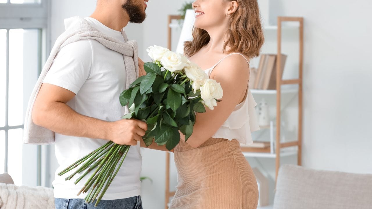 પ્રાકૃતિક સૌંદર્ય અને પ્રવાસન માટે જાણીતા Thailand નું નામ હવે ‘વાઇફ ઑન રેન્ટ’ જેવી પ્રથાને કારણે ચર્ચામાં આવ્યું છે. વિશ્વભરમાં તેના સુંદર દરિયાકાંઠા અને નાઇટલાઇફ માટે જાણીતા આ દેશ વિશે એક પુસ્તકમાં કરવામાં આવેલા ખુલાસાઓ બાદ આ વિષય પર વ્યાપક ચર્ચા શરૂ થઈ છે.