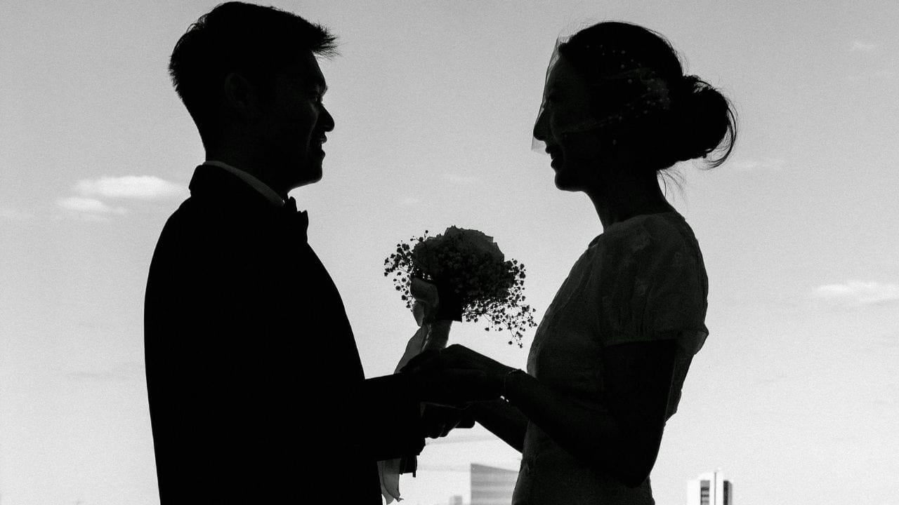 આ પ્રથામાં મહિલાઓ નિશ્ચિત સમયગાળા માટે પ્રવાસીઓ સાથે પત્ની તરીકે રહે છે. આ દરમિયાન સાથે રહેવું, ફરવા જવું, ઘરેલું કામકાજ જેવી જવાબદારીઓ નિભાવવામાં આવે છે. જો બંને વચ્ચે લાગણી ઊભી થાય, તો લગ્ન કરવાનો વિકલ્પ પણ રહે છે. જોકે આ સંબંધ કાયદેસર લગ્ન માનવામાં આવતો નથી અને સંપૂર્ણપણે કરાર આધારિત હોય છે.