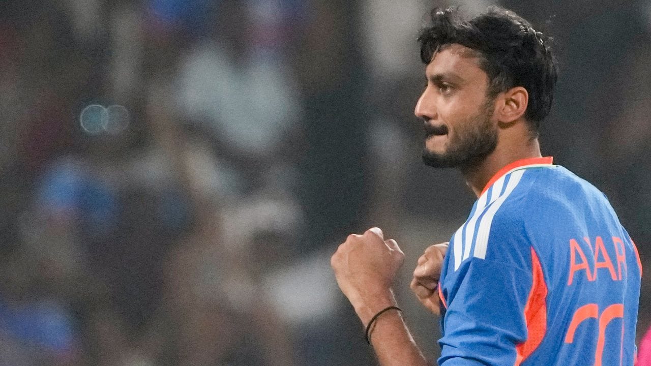  ગુજરાતના નડિયાદમાં જન્મેલો અક્ષર પટેલ એક ઉચ્ચ સિદ્ધિ મેળવનાર વિદ્યાર્થી હતો અને ક્રિકેટ રમતા પહેલા એન્જિનિયર બનવાની ઈચ્છા હતી. તેમણે એન્જિનિયરિંગ કરવા માટે ધર્મસિંહ દેસાઈ યુનિવર્સિટીમાં અભ્યાસ કર્યો હતો, તેમણે પોતાની વ્યાવસાયિક ક્રિકેટ કારકિર્દીને પ્રાથમિકતા આપવા માટે પોતાનો અભ્યાસ છોડી દીધો હતો.