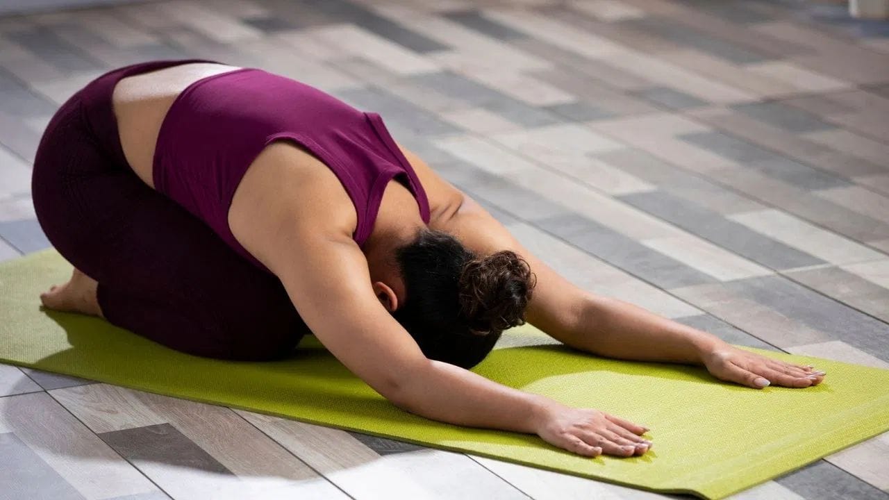 તમે તમારા વાત દોષને સંતુલિત કરવા માટે દરરોજ બાલાસનનો અભ્યાસ કરી શકો છો. વાતને શુષ્ક અને ઠંડી માનવામાં આવે છે. બાલાસન મનને શાંત કરે છે. આ આસનમાં વજ્રાસનમાં બેસતી વખતે શરીર નીચે તરફ વળેલું હોય છે, છાતી ઘૂંટણની વચ્ચે હોય છે. આ આસન ચિંતા ઘટાડે છે અને માથામાં રક્ત પરિભ્રમણ સુધારે છે, જેનાથી વાળ સ્વસ્થ થાય છે. આ ધીમે ધીમે વાતને સંતુલિત કરે છે.
