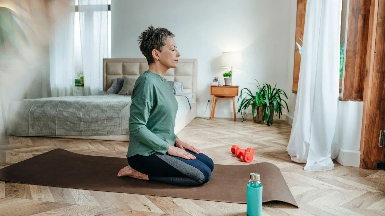 વાત વધુ ખરાબ થાય ત્યારે વજ્રાસનનો અભ્યાસ ખાસ કરીને ફાયદાકારક છે, કારણ કે તે પાચનમાં સુધારો કરે છે. તે ગેસ અટકાવે છે અને કબજિયાતથી રાહત આપે છે. તે મનને પણ સ્થિર કરે છે. આ આસન શરીરમાં હળવી ગરમી અને ઉર્જા વધારે છે, જે વાતને સંતુલિત કરવામાં મદદ કરે છે.