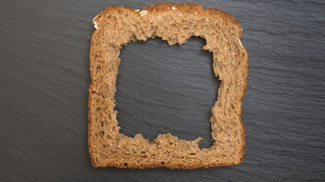 બ્રેડ ઉપમા અથવા બ્રેડ ચેવડા: ઉપમા અથવા બ્રેડ ચેવડા બનાવવા માટે બાકી રહેલી બ્રેડની કિનારીનો ઉપયોગ કરી શકાય છે. કિનારીને નાના ટુકડામાં કાપીને હળવા હાથે તળી લો. પછી તેને રાઈના દાણા, મીઠો લીમડો, ડુંગળી અને હળવા મસાલા સાથે ઉપમા જેવી રીતે રાંધો. તમારો ઝડપી નાસ્તો તૈયાર છે.
