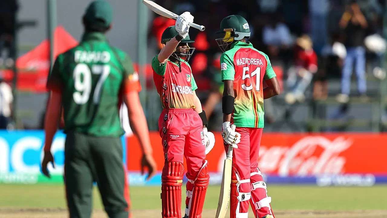 T20 વર્લ્ડ કપ 2022માં પણ આવું જ ચિત્ર જોવા મળ્યું હતું. ઝિમ્બાબ્વેએ પાકિસ્તાનને માત્ર એક રનથી હરાવ્યું હતું. ઝિમ્બાબ્વેએ પહેલા બેટિંગ કરતા 130 રન બનાવ્યા હતા. પરંતુ પાકિસ્તાન 20 ઓવરમાં માત્ર 129 રન જ બનાવી શક્યું હતું. એવું માનવામાં આવતું હતું કે પાકિસ્તાન સરળતાથી જીતી જશે. પરંતુ 1 રન તેમને મોંઘો પડ્યો.