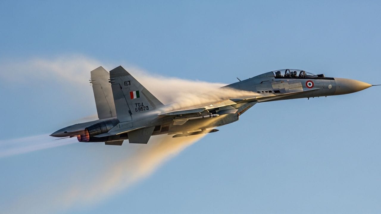 મુસાફરો માટેના સામાન્ય વિમાનો અવાજની ગતિથી ધીમા ઉડે છે, પરંતુ ફાઇટર જેટ ખૂબ જ ઝડપથી ઉડી શકે છે. કેટલાક લડાકૂ વિમાનો લગભગ 2000થી 2500 કિમી પ્રતિ કલાક સુધી પહોંચે છે. આ ઝડપ ધ્વનિની ગતિ કરતાં પણ વધુ હોય છે, જે અંદાજે 1235 કિમી પ્રતિ કલાક જેટલી છે. ( Credits: AI Generated )