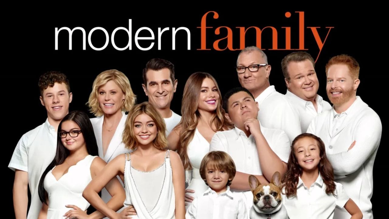 Modern Family: (આધુનિક પરિવારની ઝલક) ત્રણ અલગ પ્રકારના પરિવારો દ્વારા આધુનિક સમાજની રચના અને સંબંધોની જટિલતાઓને હાસ્ય સાથે રજૂ કરવામાં આવ્યા છે. પરિવાર સાથે જોવા યોગ્ય શો તરીકે તેની ઓળખ છે. આ સિરીઝ તમે JioHotstar પર જોઈ શકો છો. (Image Source Credit: Social Media)