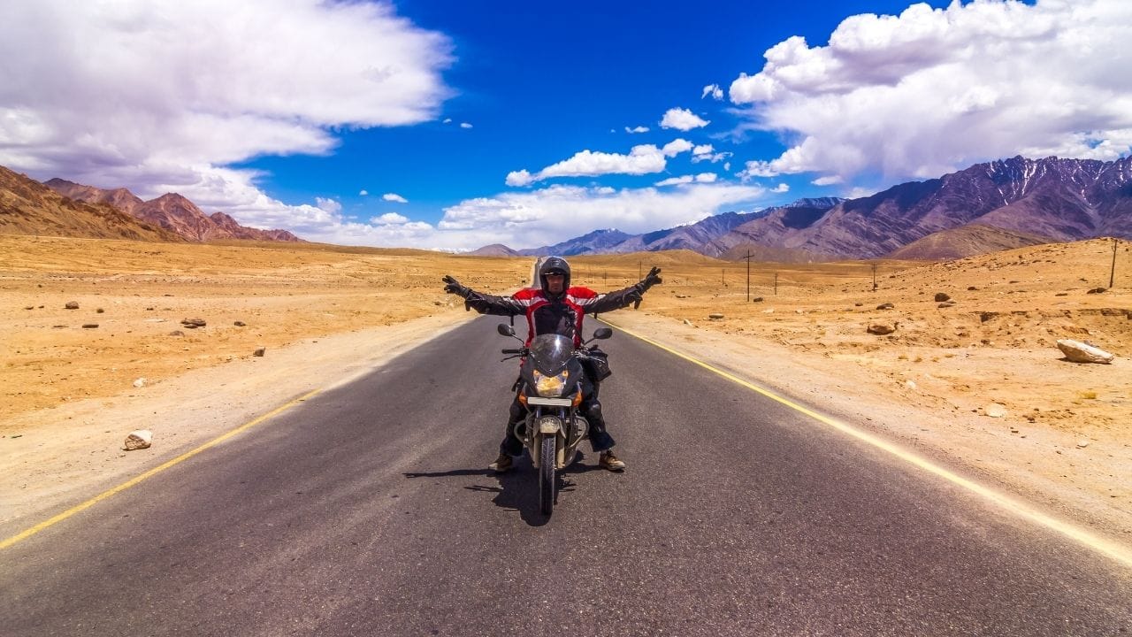 રાઈડિંગ સ્ટાઈલમાં ફેરફાર (Smart Riding) :  તમારી ડ્રાઈવિંગ કરવાની રીત એન્જિનના આયુષ્ય નક્કી કરે છે. ઉનાળામાં 'એગ્રેસિવ રાઈડિંગ' એટલે કે ઝનૂની રીતે બાઇક ચલાવવી, વારંવાર ઝડપી એક્સિલરેશન આપવું કે હાઈ RPM પર એન્જિન ખેંચવાનું ટાળો. જો ટ્રાફિક સિગ્નલ 30 સેકન્ડથી વધુ લાંબુ હોય, તો એન્જિન બંધ કરી દો. આનાથી એન્જિનને ઠંડુ થવાનો સમય મળશે અને કિંમતી બળતણ પણ બચશે.