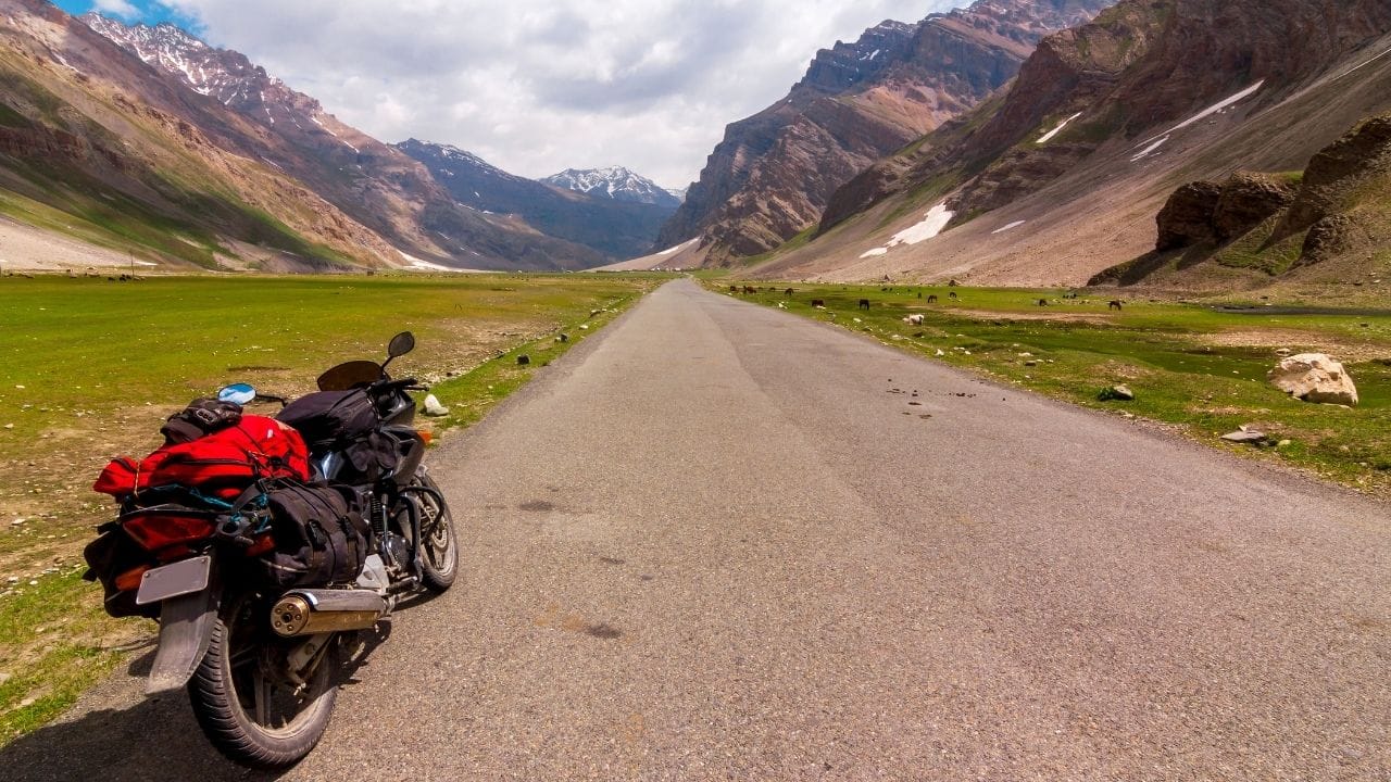 રાઈડ શરૂ કરતા પહેલાની '1-2 મિનિટ' :  ઘણા રાઈડર્સ બાઇક સ્ટાર્ટ કરતાની સાથે જ ફૂલ સ્પીડમાં ભગાવે છે, જે એન્જિન માટે ઘાતક છે. ભલે ઉનાળામાં ગરમીને કારણે ઓઈલ પાતળું હોય, તેમ છતાં તેને એન્જિનના ઉપરના ભાગ (Cylinder Head) સુધી પહોંચવા માટે થોડો સમય લાગે છે. તેથી રોજ સવારે અથવા લાંબા વિરામ પછી રાઈડ શરૂ કરતા પહેલા 1-2 મિનિટ માટે બાઇકને 'આઈડલ' (સ્થિર ચાલુ) રાખો. વધુમાં, જો તમે લાંબી મુસાફરી કરી રહ્યા હોવ, તો દર કલાકે 10-15 મિનિટનો નાનકડો બ્રેક લો. આ સમય દરમિયાન એન્જિનને ફરીથી કાર્યક્ષમ બનવા માટે જરૂરી ઠંડક મળી રહે છે.