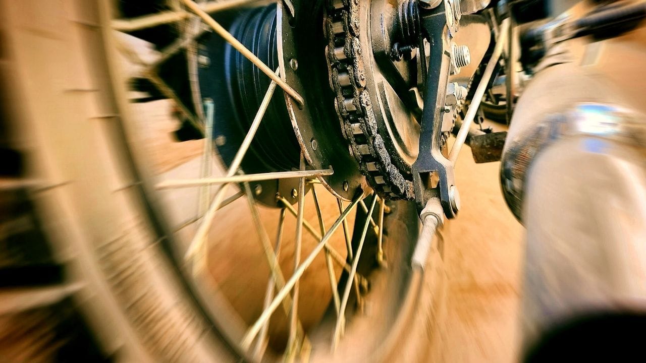 કુલન્ટ અને ચેઈન મેન્ટેનન્સ : જો તમારી પાસે લિક્વિડ-કૂલ્ડ એન્જિન વાળી બાઇક છે, તો કુલન્ટનું લેવલ નિયમિત તપાસો. કુલન્ટ ઓછું હોવું એ એન્જિન સીઝ થવાનું મુખ્ય કારણ બની શકે છે. આ ઉપરાંત, બાઇકની ચેઈન પર પણ ધ્યાન આપો. જો ચેઈન સૂકી અથવા વધુ પડતી ટાઈટ હશે, તો એન્જિન પર બિનજરૂરી દબાણ આવશે. ઉનાળામાં દર 500-700 કિલોમીટરના અંતરે ચેઈન સાફ કરી તેને લ્યુબ્રિકેટ કરાવતા રહો.