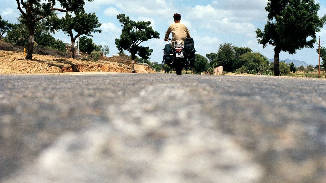 પાર્કિંગ અને સીધો તડકો :  તમારી બાઇકને ક્યાં પાર્ક કરો છો તે ખૂબ જ મહત્વનું છે. બાઇકને સીધા તડકામાં લાંબો સમય ઊભી રાખવાથી ફ્યુઅલ ટેન્ક અને એન્જિન બંને વધુ પડતા ગરમ થઈ જાય છે, જેનાથી ક્યારેક બાઇક સ્ટાર્ટ કરવામાં સમસ્યા (Starting Problems) સર્જાય છે. હંમેશા છાંયડામાં પાર્ક કરવાનો આગ્રહ રાખો અથવા સારી ગુણવત્તાના બાઇક કવરનો ઉપયોગ કરો.