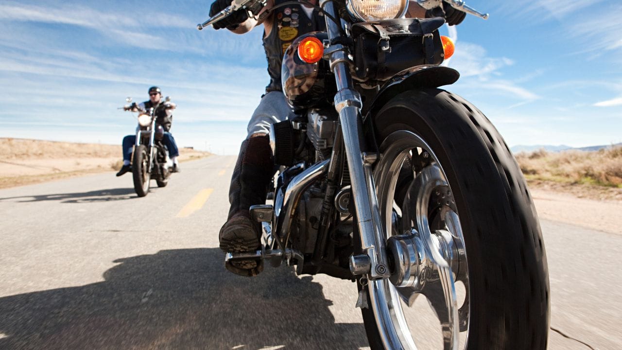 સ્વચ્છતા અને એરફ્લોનું મહત્વ : શું તમારી બાઇકનું એન્જિન બહારથી ગંદુ છે? એર-કૂલ્ડ બાઇકમાં એન્જિન બ્લોક પર જે ઝીણી પટ્ટીઓ જેવી લાઇન દેખાય છે, તેને 'ફિન્સ' (fins) કહેવામાં આવે છે. આ ફિન્સનું કામ એન્જિનની ગરમીને હવામાં મુક્ત કરવાનું છે. જો તેના પર ધૂળ કે કાદવ જામી જાય, તો હવા યોગ્ય રીતે પસાર થઈ શકતી નથી અને એન્જિન ગરમ થવા લાગે છે. આ સાથે જ ગંદુ એર ફિલ્ટર અને જૂના સ્પાર્ક પ્લગ પણ એન્જિન પર વધારાનો લોડ વધારે છે, જે તાપમાન વધારવાનું કામ કરે છે.
