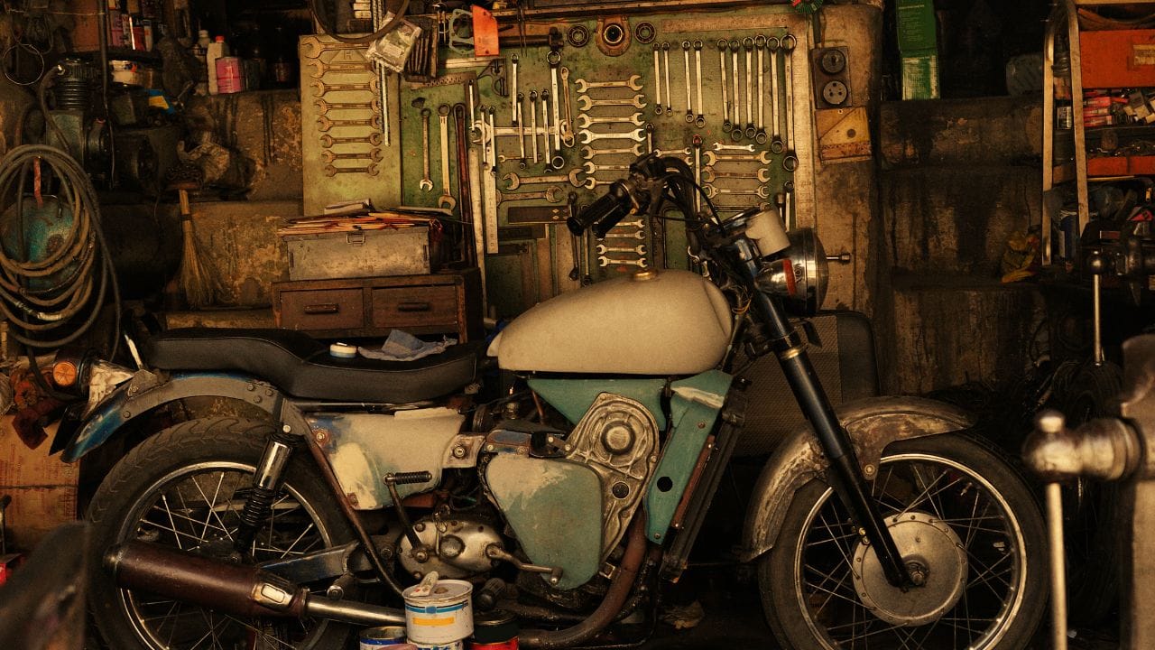 એન્જિન ઓઈલ: માત્ર લ્યુબ્રિકન્ટ નહીં, પણ કુલન્ટ :  ઘણા લોકો માને છે કે એન્જિન ઓઈલ માત્ર ભાગોને ચીકણા રાખવા માટે છે, પણ વાસ્તવમાં તે એક 'હિડન કુલન્ટ' છે. ઉનાળામાં ઊંચા તાપમાનને કારણે ઓઈલ ઝડપથી પાતળું થઈ જાય છે, જેનાથી તેની ગરમી સોષવાની ક્ષમતા ઘટી જાય છે. હીરો સ્પ્લેન્ડર પ્લસ કે હોન્ડા શાઈન જેવી બાઇક માટે હંમેશા કંપનીએ સૂચવેલા ગ્રેડનું જ ઓઈલ વાપરવું જોઈએ.  ઉનાળામાં ઓઈલના લેવલ પર ખાસ નજર રાખો. સામાન્ય રીતે દર 2500 થી 3000 કિલોમીટર પર ઓઈલ ચેક કરાવીને બદલી નાખવું હિતાવહ છે.  એન્જિન ઓઈલ એન્જિનના આંતરિક ભાગો વચ્ચેનું ઘર્ષણ ઘટાડીને ગરમીને નિયંત્રિત કરવામાં સૌથી મહત્વની ભૂમિકા ભજવે છે.