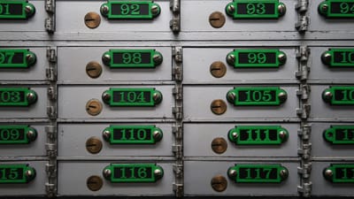 દિલ્હીમાં એક મહિલાએ દાવો કર્યો હતો કે કીર્તિ નગર શાખામાં તેના બેંક લોકરમાંથી ₹60 લાખના સોનાના દાગીના ગુમ થઈ ગયા છે. PTIના અહેવાલ મુજબ દિલ્હી પોલીસે જણાવ્યું હતું કે બેંક અધિકારીઓની હાજરીમાં પ્રક્રિયા મુજબ લોકર ખોલવામાં આવ્યું હતું. જોકે ફરિયાદ કરનાર મહિલાએ કહ્યું કે ઘરેણાં અંદર નહોતા. ત્યારબાદ તેણીએ બેંક અધિકારીઓને જાણ કરી અને લોકરમાંથી તેના દાગીના ચોરાઈ ગયા હોવાનો આરોપ લગાવતા પોલીસ ફરિયાદ (FIR) નોંધાવી. ચાલો બેંક લોકર સંબંધિત નિયમો અને ચોરીના કિસ્સામાં કેટલું વળતર મળે છે તે જાણીએ,