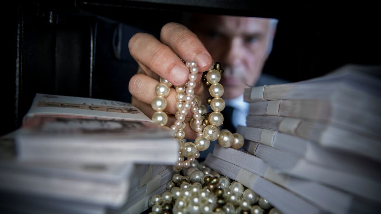 હવે એક પ્રશ્ન ઊભો થાય છે: જો બેંક લોકરમાં ચોરી થાય છે અને ગ્રાહક લોકરમાં રહેલી વસ્તુઓની કિંમત જાહેર કરે છે, તો બેંકને વધુમાં વધુ કેટલા પૈસા ચૂકવવા પડશે? મુંબઈ સ્થિત કાનૂની નિષ્ણાત અપૂર્વ અગ્રવાલના મતે વર્તમાન RBI નિયમો હેઠળ બેંકને વસ્તુઓની કિંમત જાહેર કરવાથી તેની કાનૂની જવાબદારી વધતી નથી. બેંક અને ગ્રાહક વચ્ચેનો સંબંધ ફક્ત ભાડે આપનાર-ભાડે લેનાર એટલે કે મકાનમાલિક-ભાડૂઆત જેવો છે.