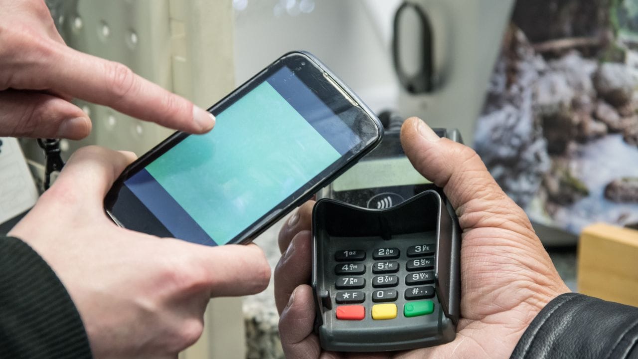 ઉદાહરણ તરીકે જો તમારું વાર્ષિક ભાડું ₹4,000 છે, તો તમને મહત્તમ રૂપિયા 4 લાખનું વળતર મળી શકે છે, ભલે નુકસાન કરોડોનું હોય. આ એક કાનૂની મર્યાદા છે જે બેંકોને અસંખ્ય મોટા દાવાઓથી બચાવવા માટે રચાયેલ છે. નિષ્ણાતો કહે છે કે તમારી કિંમતી વસ્તુઓના સાચા મૂલ્યને સુરક્ષિત રાખવા માટે ખાનગી વીમો મેળવવો એ સમજદારીભર્યું છે, કારણ કે બેંકની ચુકવણી ફક્ત સર્વિસ ચાર્જ અથવા ભાડા સાથે સંબંધિત છે.