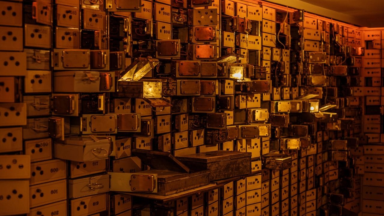 તમારી વ્યક્તિગત માહિતીને સુરક્ષિત રાખવા માટે બેંક લોકરમાં રહેલી સામગ્રીની યાદી રાખતી નથી. તેથી બધા ગ્રાહકો માટે ભાડા પર આધારિત એક સમાન ચુકવણી પદ્ધતિ સ્થાપિત કરવામાં આવી છે. જો કે વળતર ફક્ત ત્યારે જ આપવામાં આવે છે જો બેંક દોષિત સાબિત થાય. જો નુકસાન ભૂકંપ, પૂર અથવા અન્ય કુદરતી આફતને કારણે થયું હોય તો બેંક સામાન્ય રીતે વળતર આપવા માટે જવાબદાર નથી. ચોરીના કિસ્સાઓમાં, ગ્રાહકે બેંક તરફથી બેદરકારી અથવા ભૂલ સાબિત કરવી આવશ્યક છે.