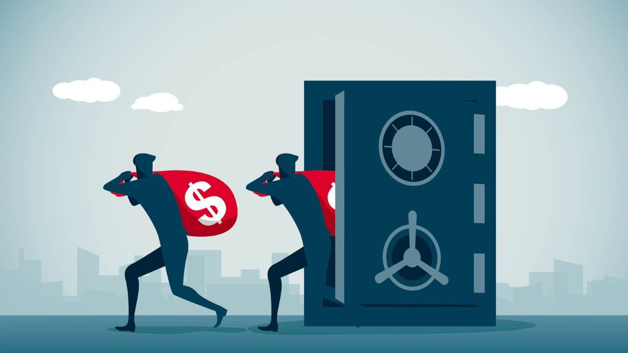 બેંક લોકર ચોરી અંગે કાયદો શું કહે છે? : નિષ્ણાતોના મતે ચોરીના કિસ્સામાં તમને નિષ્પક્ષ અને ખુલ્લી તપાસનો અધિકાર છે. સૌ પ્રથમ પોલીસમાં FIR નોંધાવવી જરૂરી છે. નિયમો અનુસાર બેંકે ઓછામાં ઓછા 180 દિવસ સુધી CCTV ફૂટેજ સાચવવા જોઈએ અને જો જરૂર પડે તો તે પ્રદાન કરવા જોઈએ. જો બેંક લોકર કામગીરી દરમિયાન જરૂરી SMS અથવા ઇમેઇલ ચેતવણીઓ મોકલવામાં નિષ્ફળ જાય, તો તેને સેવાની ખામી ગણી શકાય.