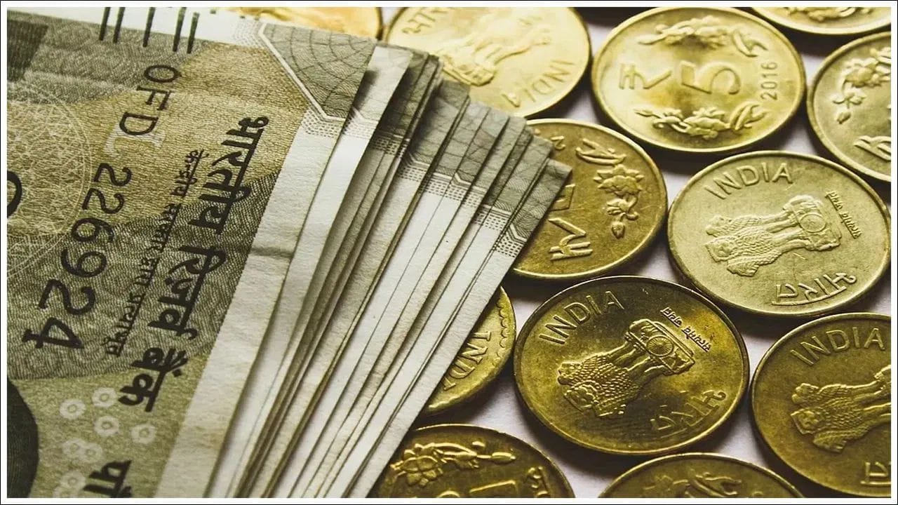 ખાતાધારકોને અકસ્માત વીમા સાથે RuPay ડેબિટ કાર્ડ પણ મળે છે. બધા લાભાર્થીઓને ₹2 લાખનું વીમા કવર પ્રાપ્ત કરવું જરૂરી છે. જો કે, 28 ઓગસ્ટ, 2018 પહેલાં ખોલવામાં આવેલા ખાતાઓ ₹1 લાખનું અકસ્માત વીમા કવર પ્રદાન કરે છે. લાભાર્થીઓ ₹10,000 સુધીની ઓવરડ્રાફ્ટ સુવિધાનો પણ લાભ લઈ શકે છે. સામાન્ય રીતે ક્રેડિટ અને ઓવરડ્રાફ્ટ રકમ પર રકમનો ઉપયોગ કરવામાં આવે તેટલા દિવસો માટે વ્યાજ વસૂલવામાં આવે છે.