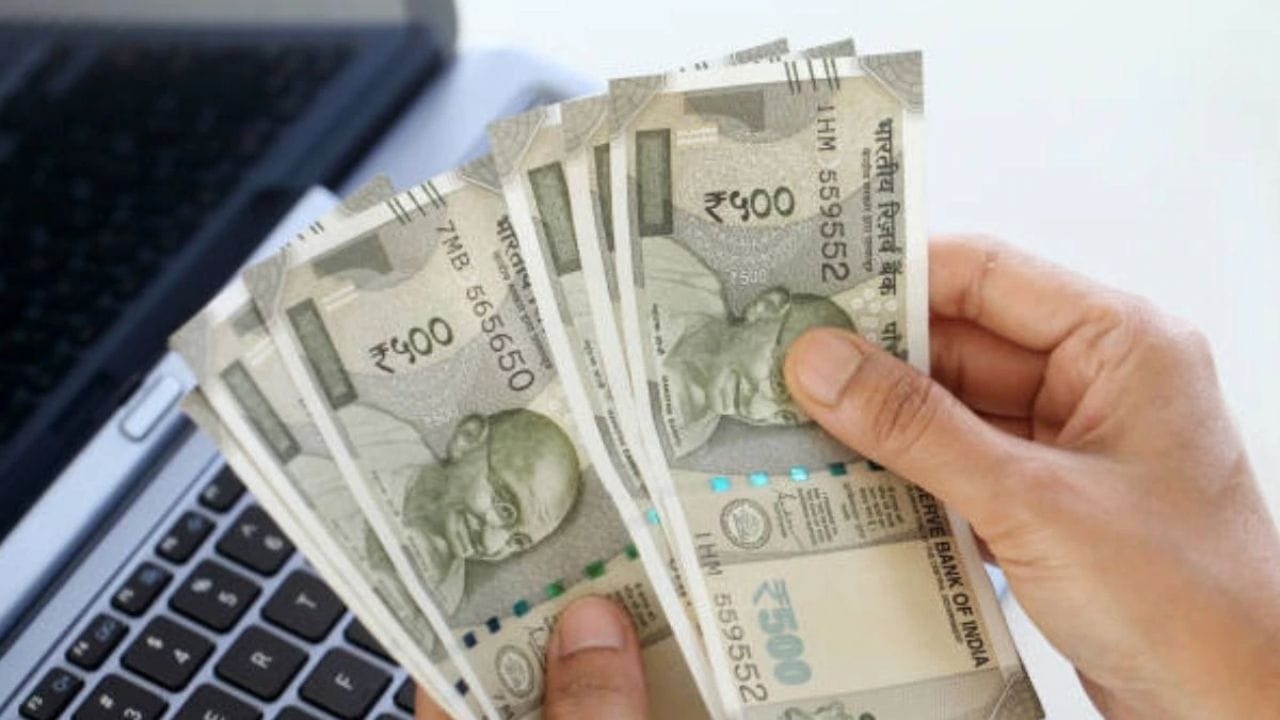 જેઓ જાણતા નથી તેમના માટે, જન ધન ખાતું ખાતાધારકોની વિવિધ નાણાકીય જરૂરિયાતોને પૂર્ણ કરવા માટે રચાયેલ છે. તેમાં શૂન્ય-બેલેન્સ ખાતું, વીમાકૃત RuPay ડેબિટ કાર્ડ અને ઓવરડ્રાફ્ટ વિકલ્પ જેવી સુવિધાઓ સામેલ છે. આ પહેલ લાભાર્થીઓને સુધારેલી નાણાકીય સ્થિરતા માટે અન્ય સરકારી કાર્યક્રમો સાથે પણ જોડે છે. તે લગભગ 11 વર્ષ પહેલાં નરેન્દ્ર મોદીના પહેલા કાર્યકાળ દરમિયાન શરૂ કરવામાં આવ્યું હતું.