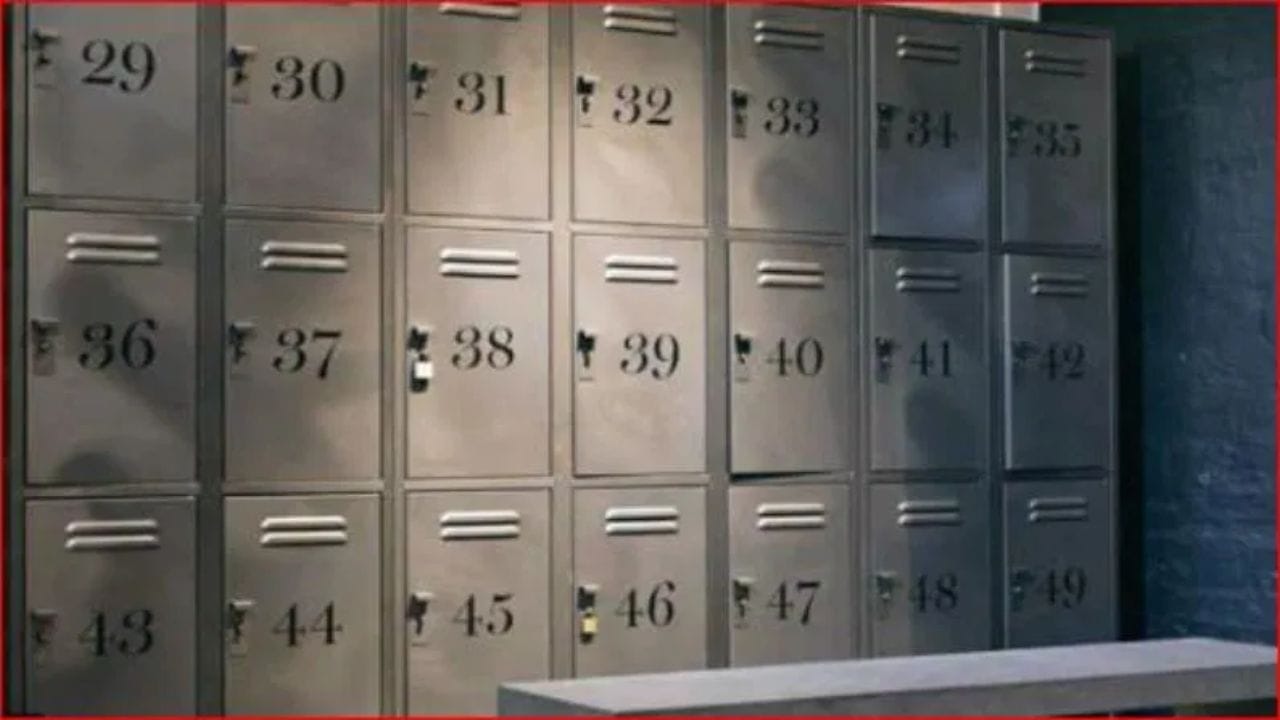 લોકર તોડવાનો ખર્ચ બેંક ઉઠાવતી નથી. આ ખર્ચ સંપૂર્ણપણે ગ્રાહકે ભોગવવો પડે છે. ખર્ચની જાણકારી બેંક અગાઉથી જ ગ્રાહકને આપી દે છે. એમ પણ કહી શકાય કે, લોકર તોડવાથી લઈને નવું લોકર લેવા સુધીનો તમામ ખર્ચ ગ્રાહકે પોતે ઉઠાવવો પડે છે. આ ખર્ચ લોકરના કદ (સાઈઝ) અને અલગ-અલગ બેંક પર આધાર રાખે છે.