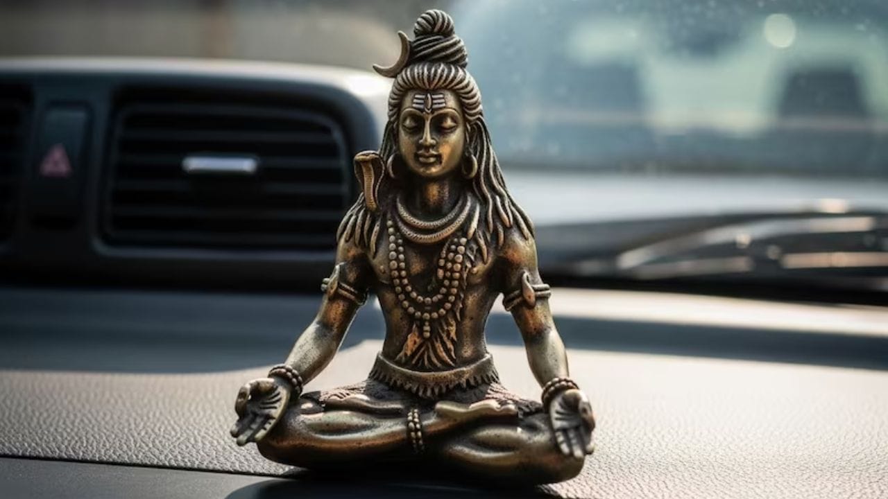 એવું માનવામાં આવે છે કે ધ્યાન મુદ્રામાં મૂર્તિ તરફ વારંવાર જોવાથી ડ્રાઇવરનું ધ્યાન થોડા સમય માટે વિચલિત થઈ શકે છે. તેથી, આવી મૂર્તિઓ કારમાં રાખવી અયોગ્ય માનવામાં આવે છે. જો તમારે આવી મૂર્તિ કારમાં રાખવી જ પડે, તો ખુલ્લી આંખો અને આશીર્વાદ મુદ્રામાં દેવતાનું નાનું ચિત્ર અથવા મૂર્તિ મૂકવી વધુ સારું છે.(photo credit-ai)
