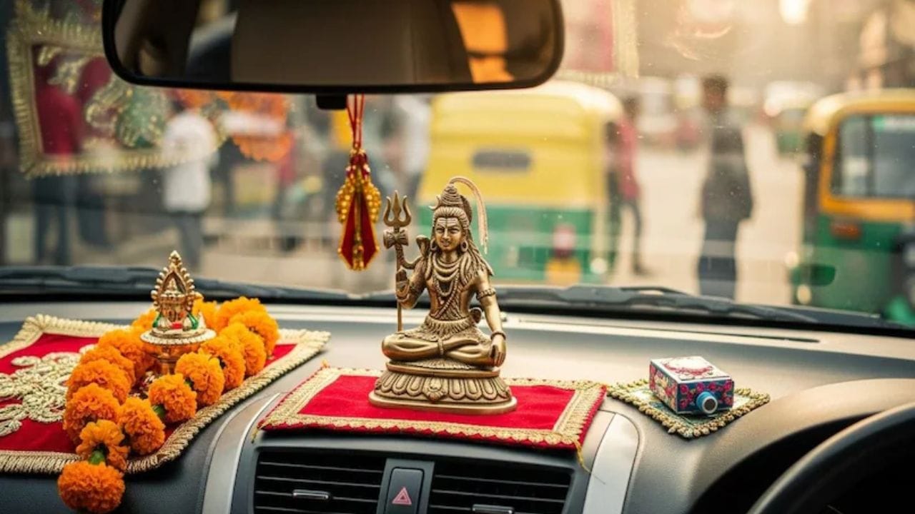 શિવનું ચિત્ર: આ સિવાય શાંત પરંતુ સતર્ક શિવનું ચિત્ર અથવા મૂર્તિ પણ શુભ માનવામાં આવે છે. વાસ્તુ નિષ્ણાતો કહે છે કે આ સતર્કતા દર્શાવે છે. મૂર્તિ સ્થાપિત કરતી વખતે કેટલીક સાવચેતી રાખવી જોઈએ. મૂર્તિ વધુ પડતી મોટી ન હોવી જોઈએ; સાદી મૂર્તિ વધુ સારી છે.(photo credit-ai)