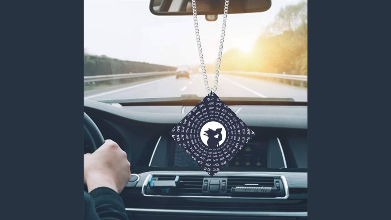 હનુમાનજી: હનુમાનજીને રક્ષક દેવતા માનવામાં આવે છે. ઘણા લોકો ખરાબ નજર અને અકસ્માતોથી બચવા માટે તેમને પોતાની ગાડીમાં રાખે છે.(photo credit-ai)