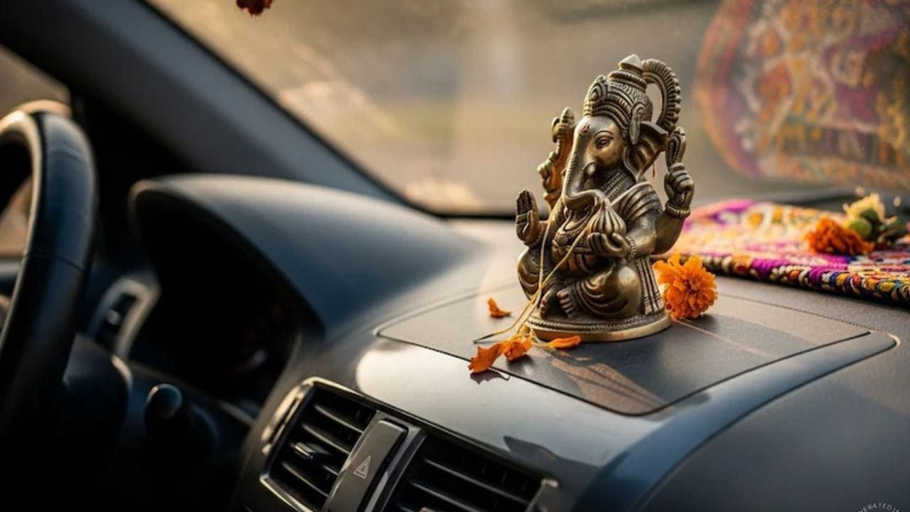 જો મૂર્તિમાં તિરાડ પડી ગઈ હોય અથવા ખંડિત હોય, તો તેને તાત્કાલિક બદલી નાખવી જોઈએ; આવી મૂર્તિઓ અશુભ માનવામાં આવે છે. ઉપરાંત, કારમાં માળા અને વધુ પડતી સુશોભન વસ્તુઓ રાખવાનું ટાળો; આમ કરવાથી વાહન ચલાવવામાં મુશ્કેલીઓ થઈ શકે છે. જો તમે ડેશબોર્ડ પર મૂર્તિ મૂકી રહ્યા છો, તો ખાતરી કરો કે તે ધૂળ અને ગંદકીથી મુક્ત છે. તેને દરરોજ સાફ કરો.(photo credit-ai)