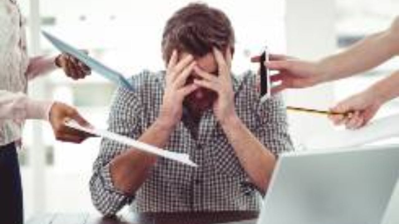 ઘણા લોકો માઇક્રોસ્ટ્રેસને ગંભીર માનતા નથી. કારણ કે તે અચાનક નહીં, પરંતુ ધીમે ધીમે વિકસે છે. તે ચીડિયાપણું, બેચેની, ધ્યાન ભંગ, નાની નાની બાબતો પર ગુસ્સો, ઊંઘનો અભાવ અને સતત વ્યસ્ત રહેવાની લાગણી જેવા લક્ષણોનું કારણ બની શકે છે. વ્યક્તિ સતત ઉતાવળ અનુભવે છે, પરંતુ તેનું કારણ અસ્પષ્ટ રહે છે. તેથી માઇક્રોસ્ટ્રેસની સ્વાસ્થ્ય પર થતી અસર અને તેને કેવી રીતે અટકાવવી તે સમજવું મહત્વપૂર્ણ છે.