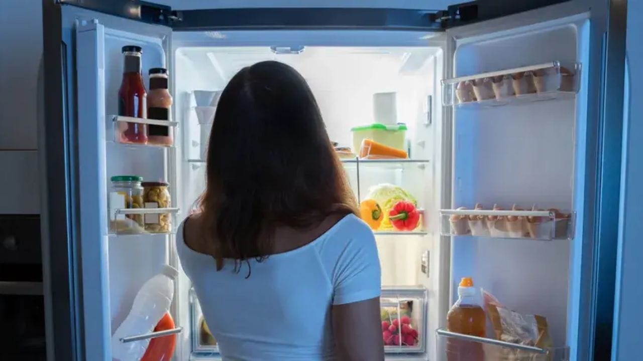 કેટલાક રેફ્રિજરેટર ડાયલ જેવા સેટિંગ વિકલ્પ પ્રદાન કરે છે. જો ડાયલ 1 થી 5 સુધી ક્રમાંકિત હોય, તો ઉનાળો આવી ગયો છે અને તેને ઠંડક વધારવાની જરૂર છે. આથી તમારા ફ્રિજનું સેટિંગ 1થી બદલીને 2 કે 3 પર કરવું જોઈએ. તેમજ જો તમારા ફ્રિજમાં નંબરના બદલે low-High અને Medium જેવું લખેલું હોય તો તમે તેને મીડિયમ પર સેટ કરી શકો છો