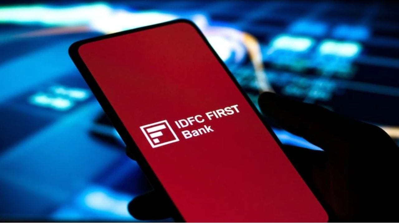 ખાનગી ક્ષેત્રની IDFC ફર્સ્ટ બેંકના શેરધારકો માટે 23 ફેબ્રુઆરીનો દિવસ ખાસ કરીને ખરાબ સાબિત થયો. ₹590 કરોડના કૌભાંડના સમાચાર બાદ, BSE પર શેર શરૂઆતના ટ્રેડિંગમાં 20 ટકા ઘટીને ₹66.85 થયો. બેંકે ચંદીગઢ શાખામાં હરિયાણા સરકારના ખાતામાં તેના કર્મચારીઓ અને અન્ય લોકો દ્વારા કરવામાં આવેલ ₹590 કરોડની છેતરપિંડીનો ખુલાસો કર્યો. શેરમાં મોટા પાયે વેચવાલીથી IDFC ફર્સ્ટ બેંકનું માર્કેટ કેપ ₹61,000 કરોડ સુધી ઘટી ગયું છે.
