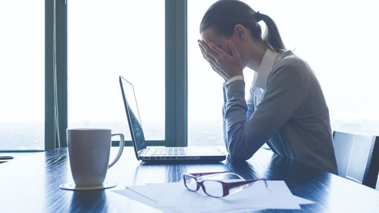 માઇક્રોસ્ટ્રેસ સ્વાસ્થ્ય પર શું અસર કરે છે?: આરએમએલ હોસ્પિટલના મેડિસિન વિભાગના ડિરેક્ટર પ્રોફેસર ડૉ. સુભાષ ગિરી સમજાવે છે કે સતત માઇક્રોસ્ટ્રેસ શરીરના તણાવ હોર્મોન્સમાં વધારો કરે છે. આ બ્લડ પ્રેશર વધારી શકે છે અને હૃદય પર વધુ તાણ લાવી શકે છે. લાંબા સમય સુધી સંપર્કમાં રહેવાથી રોગપ્રતિકારક શક્તિ નબળી પડી શકે છે, જેના કારણે વારંવાર શરદી અને ચેપ થાય છે. માઇક્રોસ્ટ્રેસ પાચનતંત્રને પણ અસર કરે છે, જેના કારણે ગેસ, એસિડિટી અને પેટમાં દુખાવો જેવી સમસ્યાઓ થાય છે.