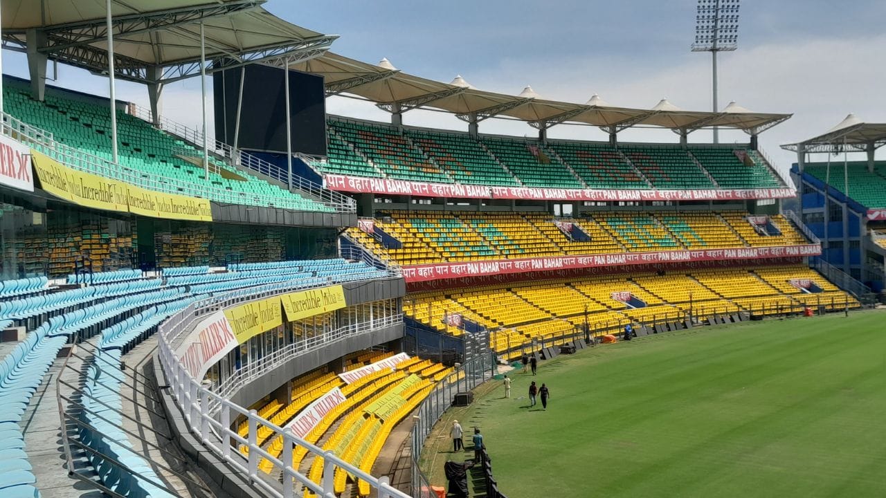 40% GST નો ઝટકો : GST કાઉન્સિલના તાજેતરના નિર્ણયે મધ્યમ વર્ગના ક્રિકેટ ચાહકોને સ્તબ્ધ કરી દીધા છે. હવે IPL મેચની ટિકિટો પર સીધો 40 ટકા GST લાગુ કરવામાં આવ્યો છે. એક નાણાકીય વિશ્લેષક તરીકે જોઈએ તો ટિકિટના મૂળ મૂલ્યના લગભગ અડધા ભાગ જેટલો ટેક્સ વસૂલવો એ અત્યંત ગંભીર બાબત છે. આટલો ઉંચો ટેક્સ દર સામાન્ય રીતે સ્પોર્ટ્સ ઇવેન્ટ્સમાં જોવા મળતો નથી, જે સીધી રીતે સામાન્ય માણસની ખર્ચવા લાયક આવક અને મધ્યમ વર્ગીય પરિવારોના 'બજેટનું સંતુલન' બગાડી શકે છે.