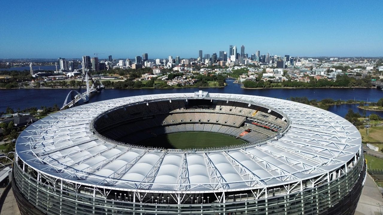 અહીં એક વિરોધાભાસ અને નાણાકીય વિશ્લેષણ એ છે કે રમત પ્રત્યેના શુદ્ધ જૂનૂનને હવે 'કિસ્મત' આધારિત ઓનલાઈન ગેમિંગ અને લોટરી જેવી પ્રવૃત્તિઓની હરોળમાં મૂકી દેવામાં આવી છે. સ્પોર્ટ્સ રાઈટર તરીકે આ ચિંતાજનક છે; જે રમત ક્યારેક સામાન્ય જનતાનું અભિન્ન અંગ હતી, તે હવે ધીમે ધીમે એક 'પ્રીમિયમ લક્ઝરી સર્વિસ'માં પરિવર્તિત થઈ રહી હોય તેવું લાગે છે.