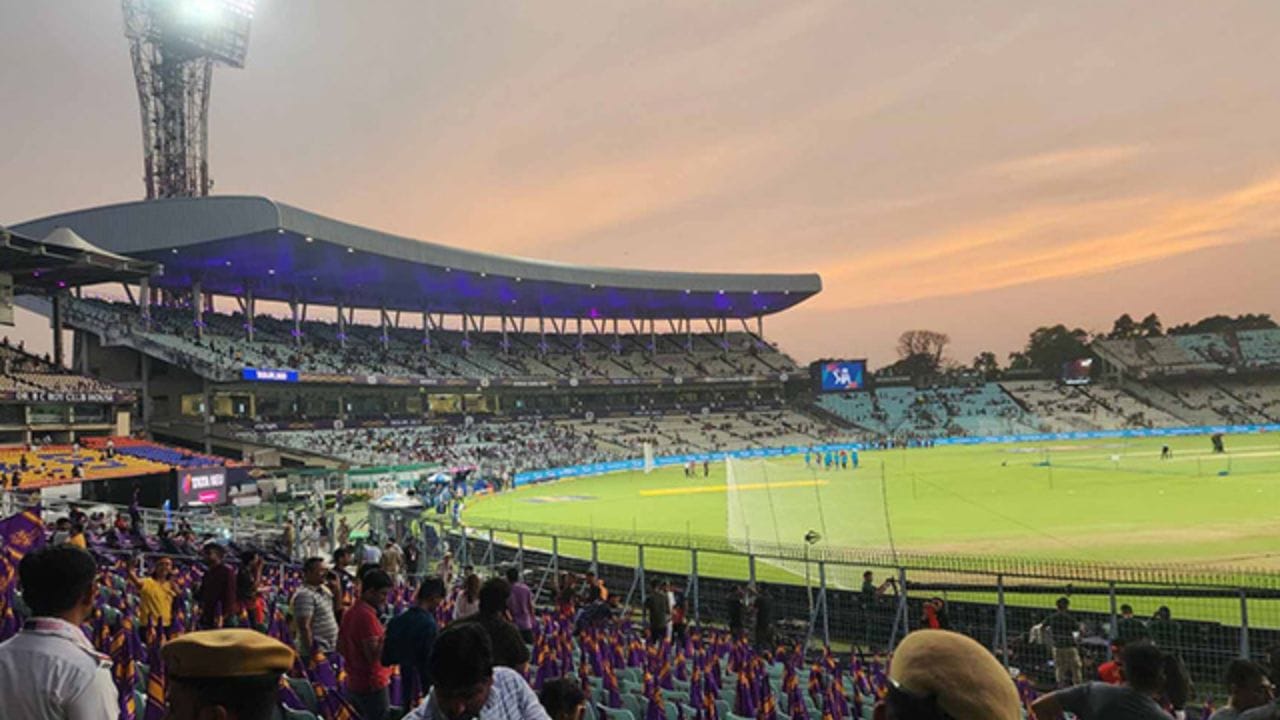 IPL એટલે ભારતીયો માટે માત્ર રમત નહીં, પણ એક ઉત્સવ. અમદાવાદના નરેન્દ્ર મોદી સ્ટેડિયમનો ગુંજતો નાદ હોય કે મુંબઈના વાનખેડેની ઈલેક્ટ્રિક ઉર્જા, દરેક ક્રિકેટ પ્રેમી પોતાના મનપસંદ સ્ટાર્સને લાઈવ રમતા જોવા આતુર હોય છે. જોકે આ વર્ષે આ રોમાંચ થોડો 'કોસ્ટલી' સાબિત થવાનો છે. જો તમે સ્ટેડિયમમાં જઈને મેચ જોવાનું આયોજન કરી રહ્યા હોવ, તો સાવધાન! નવા ટેક્સ નિયમો તમારા ગજવા પર મોટો કાપો મૂકવા તૈયાર છે.