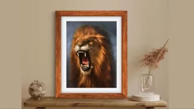 વાસ્તુ શાસ્ત્રમાં ઘરમાં ઘણી તસવીરો લગાવવાને લઈને શુભ અને અશુભ પ્રભાવો જણાવવામાં આવ્યા છે. ઘણા લોકો ઘરમાં 7 ઘોડા જેવી તસવીરો લગાવે છે, પણ શું ઘરમાં સિંહની તસવીર લગાવવી શુભ છે કે અશુભ, ચાલો અહીં જાણીએ