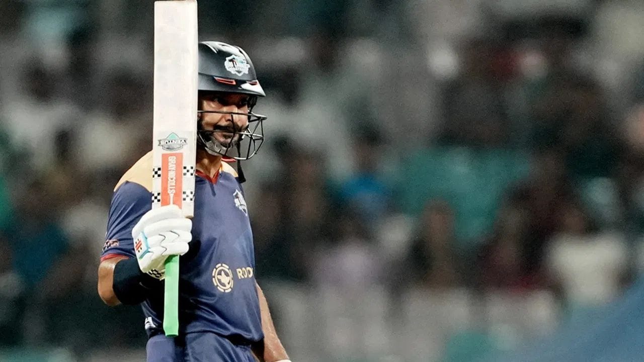 શ્રીલંકાનો ભૂતપૂર્વ કેપ્ટન કુમાર સંગાકારા ત્રીજા સ્થાને છે. તેનો સ્ટ્રાઇક રેટ ફક્ત 112.22 છે. સંગાકારા વનડે અને ટેસ્ટમાં શાનદાર ખેલાડી હતો, પરંતુ T20માં તેનું પ્રદર્શન એવરેજ રહ્યું હતું.