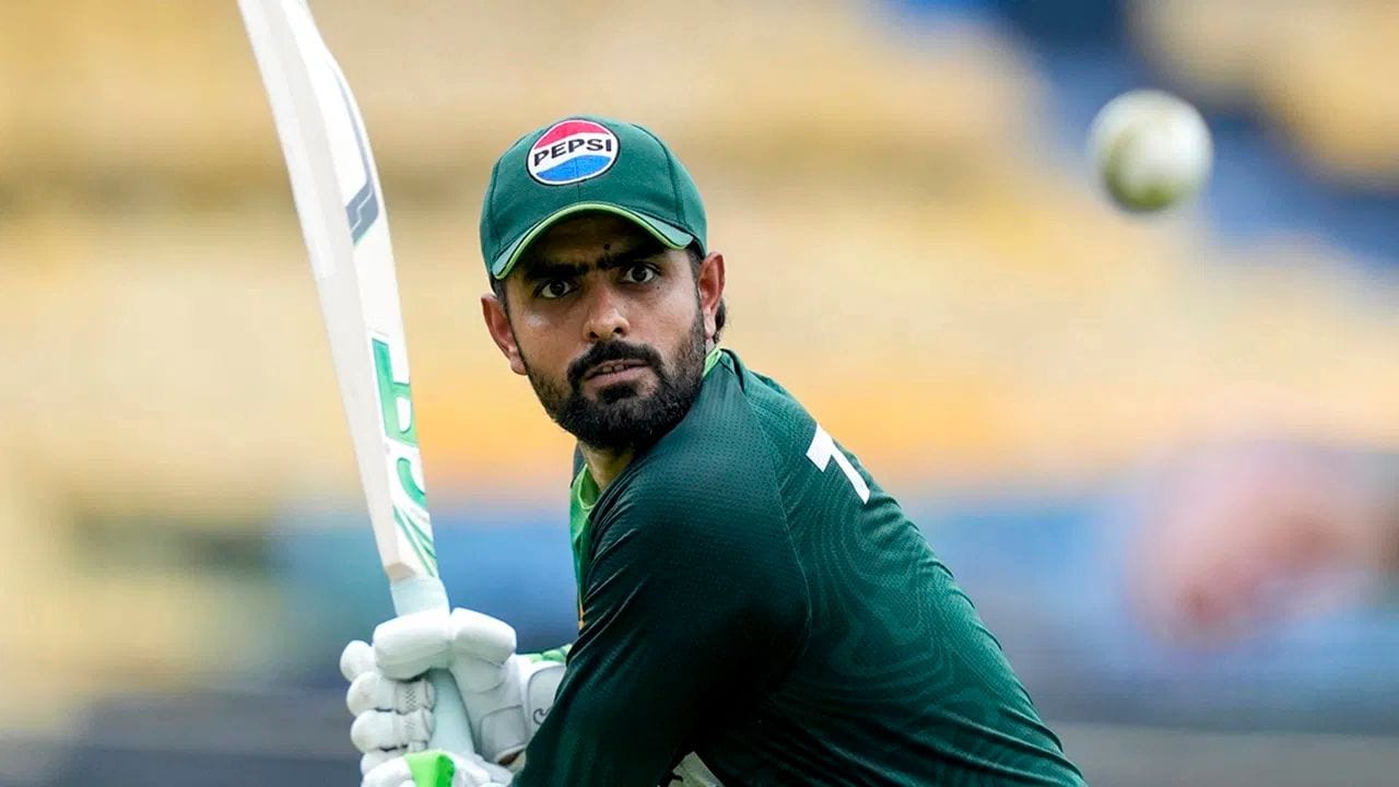 T20 વર્લ્ડ કપના ઇતિહાસમાં સૌથી ખરાબ સ્ટ્રાઇક રેટ મામલે નંબર 1 પર છે પાકિસ્તાનનો સ્ટાર બેટ્સમેન બાબર આઝમ. બાબરની T20 વર્લ્ડ કપમાં સ્ટ્રાઇક રેટ ફક્ત 110.37 છે. (PC: PTI/X)