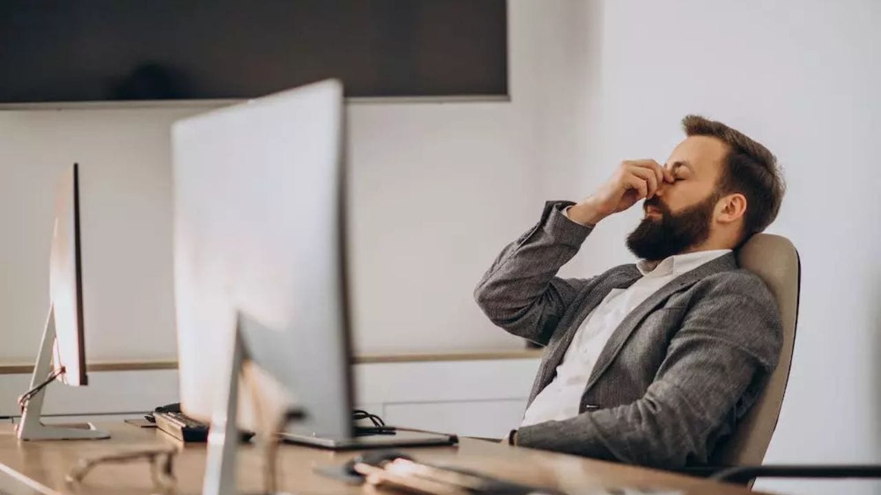 ડિજિટલ ગેજેટ્સનો વધુ પડતો ઉપયોગ અને સોશિયલ મીડિયા પર તમારી સરખામણી કરવાની આદત પણ તણાવમાં ફાળો આપે છે. જે લોકો પાસે આરામ અને સ્વ-સંભાળ માટે સમય નથી, તેમનામાં આ સમસ્યા ઝડપથી વધી શકે છે.