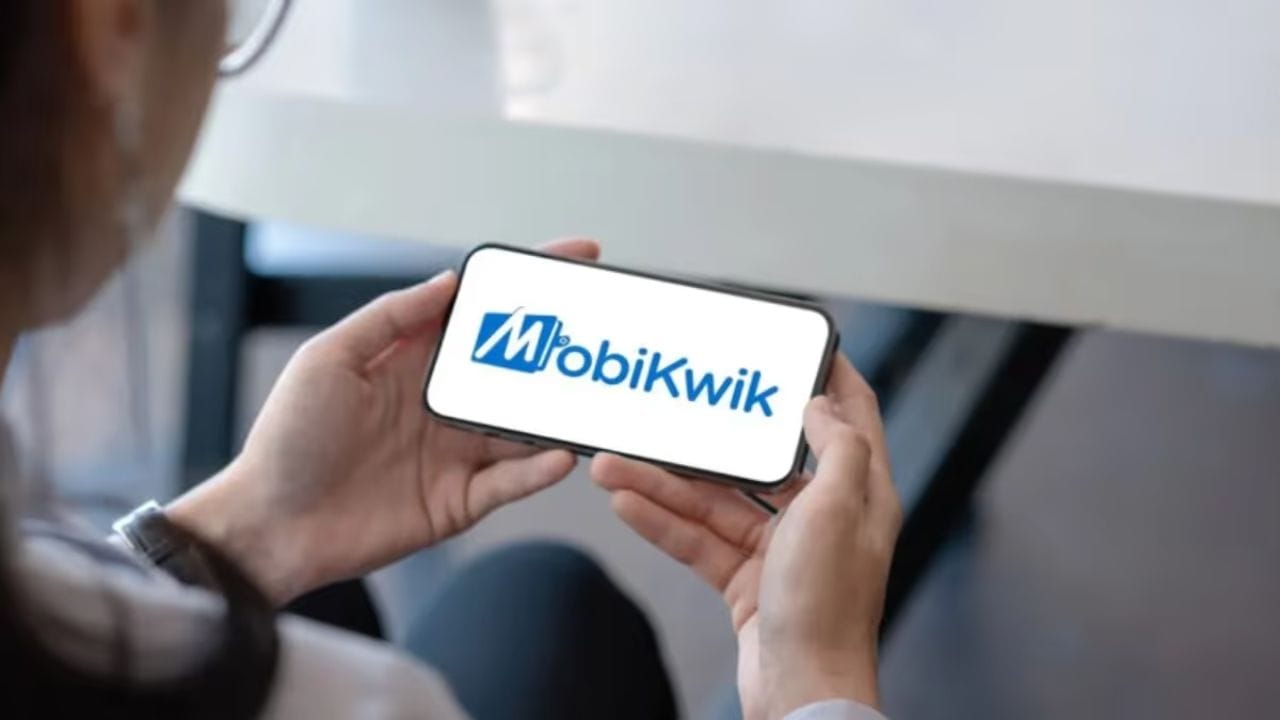 ફિનટેક પ્લેટફોર્મ One Mobikwik Systems Ltd આજે જોરદાર તેજીનો અનુભવ કરી રહ્યું છે. બપોરે 12:06 વાગ્યે, બીએસઈ પર શેર 12.96% અથવા ₹30.75 વધીને ₹268 પર ટ્રેડ થઈ રહ્યો હતો. NSE પર, શેર 12.85% અથવા ₹30.51 વધીને ₹267.93 પર ટ્રેડ થઈ રહ્યો હતો.