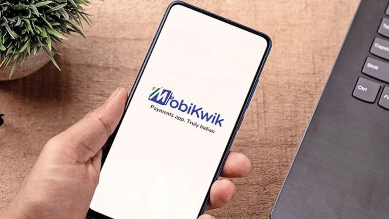 ફિનટેક પ્લેટફોર્મ One Mobikwik Systems Ltd આજે જોરદાર તેજીનો અનુભવ કરી રહ્યું છે. બપોરે 12:06 વાગ્યે, બીએસઈ પર શેર 12.96% અથવા ₹30.75 વધીને ₹268 પર ટ્રેડ થઈ રહ્યો હતો. NSE પર, શેર 12.85% અથવા ₹30.51 વધીને ₹267.93 પર ટ્રેડ થઈ રહ્યો હતો.
