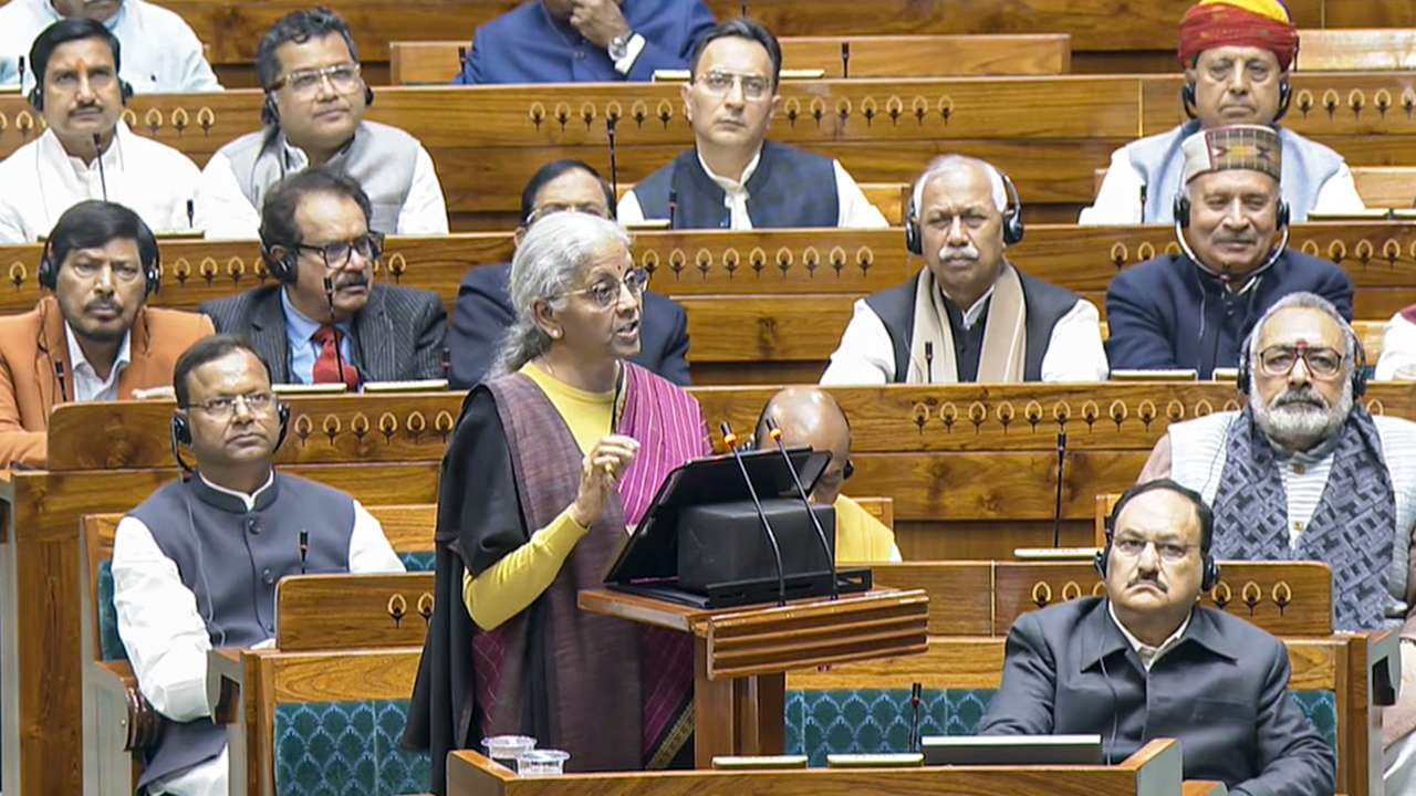  ઔદ્યોગિક અને મેન્યુફેક્ચરિંગ ક્ષેત્ર માટે સેમિકન્ડક્ટર મિશન 2.0, ઇલેક્ટ્રોનિક્સ કમ્પોનેન્ટ્સ, કેમિકલ પાર્ક્સ, કન્ટેનર મેન્યુફેક્ચરિંગ જેવી યોજનાઓ ગુજરાત માટે ખાસ લાભદાયી છે કારણ કે રાજ્ય પહેલેથી જ ઔદ્યોગિક હબ છે. જેના કારણે સુરત, વલસાડ, અંકલેશ્વર, દાહેજ, સાણંદ જેવા વિસ્તારોમાં નવી મૂડીરોકાણ અને રોજગાર વધવાની શક્યતા રહેલી છે. 