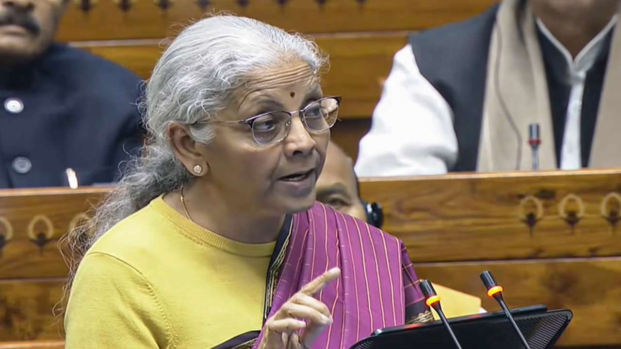 બંદરો અને લોજિસ્ટિક્સ ક્ષેત્ર માટે નવા નેશનલ વોટરવે, શિપિંગ અને પોર્ટ આધારિત વિકાસ યોજનાઓથી ગુજરાતના કંડલા, મુન્દ્રા, પિપાવાવ જેવા બંદરોને સીધો ફાયદો થઈ શકે છે. પૂર્વથી પશ્ચિમ ફ્રેઇટ કોરિડોરમાં મકુનીથી સુરત સુધીના મલ્ટી મોડલ કોરિડોરનો ઉલ્લેખ ગુજરાત માટે વ્યૂહાત્મક લાભ કરતા સાબિત થશે.